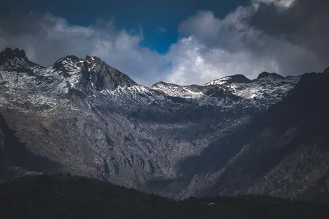 Verschneiter Berggipfel 4K Hintergrundbild · mountains · 3840×2560
