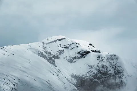 설산 봉우리 4K 배경화면 · mountains · 3840×2560