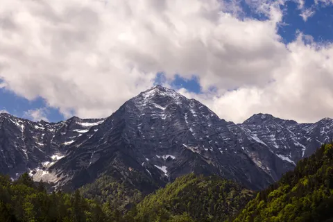 Verschneiter Berggipfel 4K Hintergrundbild · mountains · 3840×2560