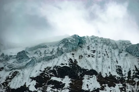 Verschneiter Berggipfel 4K Hintergrundbild · mountains · 3840×2560