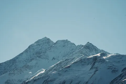 Verschneiter Berggipfel 4K Hintergrundbild · mountains · 3840×2560