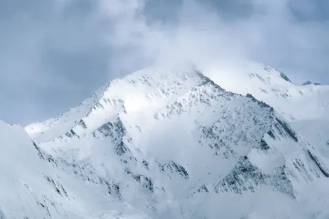 Verschneiter Berggipfel 4K Hintergrundbild · mountains · 3840×2560