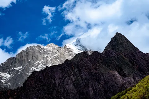 Обои Заснеженная вершина 4K · mountains · 3840×2560
