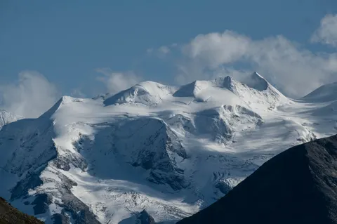 Verschneiter Berggipfel 4K Hintergrundbild · mountains · 3840×2556