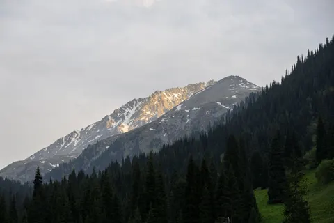 Fond d'écran Sommet enneigé 4K · mountains · 3840×2560