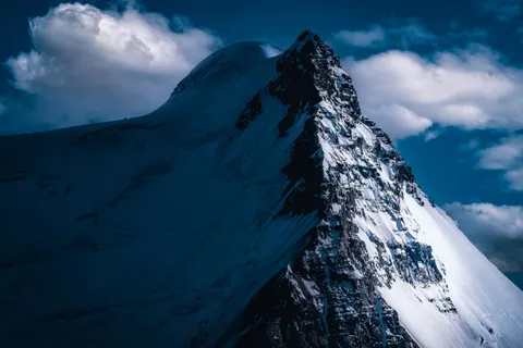 Fond d'écran Sommet enneigé 4K · mountains · 3840×2560