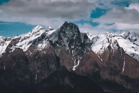 Verschneiter Berggipfel 4K Hintergrundbild · mountains · 3840×2560