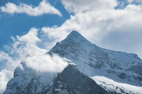 Verschneiter Berggipfel 4K Hintergrundbild · mountains · 3840×2561