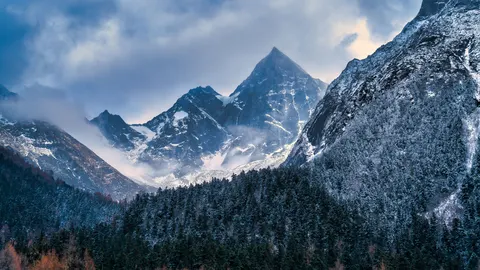 雪山之巅 4K壁纸 · mountains · 3840×2160