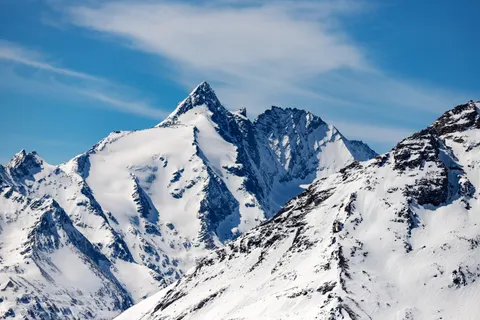 Verschneiter Berggipfel 4K Hintergrundbild · mountains · 3840×2560