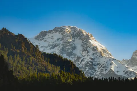 설산 봉우리 4K 배경화면 · mountains · 3840×2560