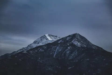 Verschneiter Berggipfel 4K Hintergrundbild · mountains · 3840×2560