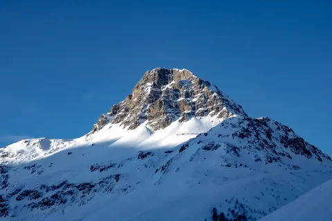 雪山之巅 4K壁纸 · mountains · 3840×2560