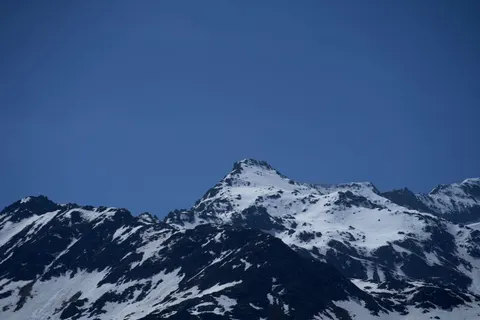 Verschneiter Berggipfel 4K Hintergrundbild · mountains · 3840×2560