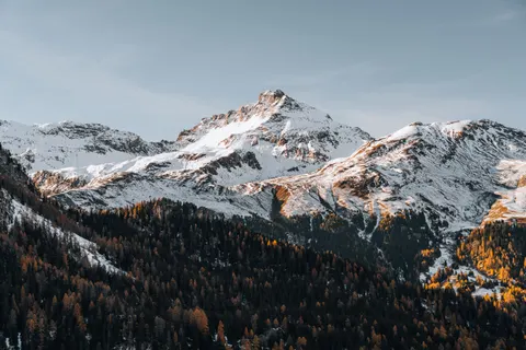 Verschneiter Berggipfel 4K Hintergrundbild · mountains · 3840×2560