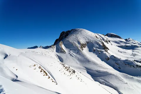 Fond d'écran Sommet enneigé 4K · mountains · 3840×2560