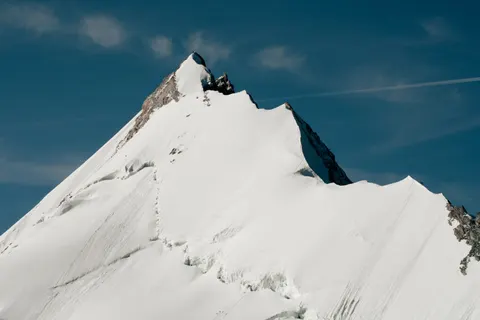 Verschneiter Berggipfel 4K Hintergrundbild · mountains · 3840×2561