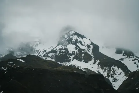 Verschneiter Berggipfel 4K Hintergrundbild · mountains · 3840×2560