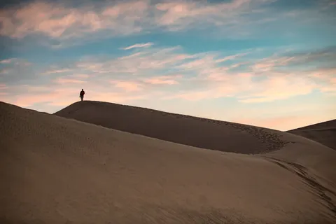 टीलों पर सूर्यास्त 4K वॉलपेपर · minimal · 3840×2560
