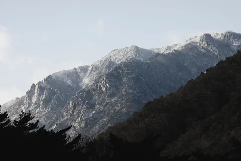 Verschneiter Berggipfel 4K Hintergrundbild · mountains · 3840×2560