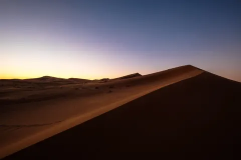 टीलों पर सूर्यास्त 4K वॉलपेपर · minimal · 3840×2560