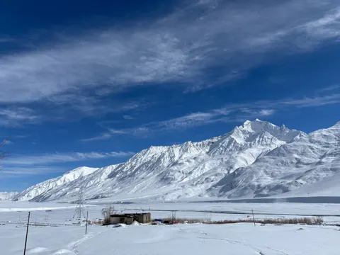 Verschneiter Berggipfel 4K Hintergrundbild · mountains · 3840×2880