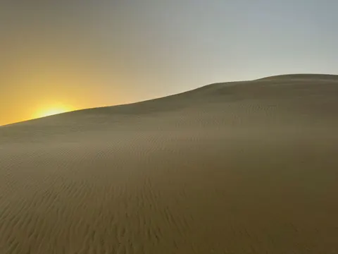 टीलों पर सूर्यास्त 4K वॉलपेपर · minimal · 3840×2880