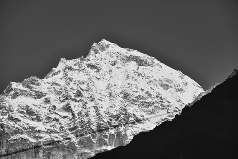 Snowy Mountain Peak 4K Wallpaper · mountains · 3840×2560