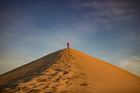 टीलों पर सूर्यास्त 4K वॉलपेपर · minimal · 3840×2560