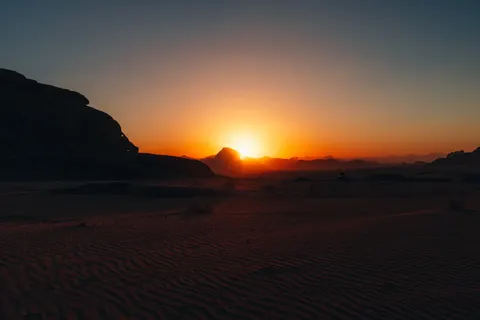 टीलों पर सूर्यास्त 4K वॉलपेपर · minimal · 3840×2560