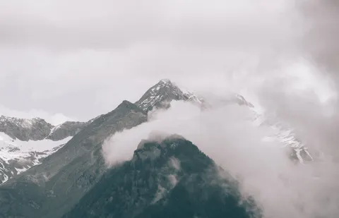 雪山之巅 4K壁纸 · mountains · 3840×2473