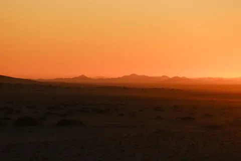 टीलों पर सूर्यास्त 4K वॉलपेपर · minimal · 3840×2560