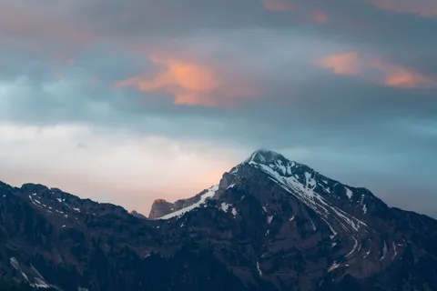 Verschneiter Berggipfel 4K Hintergrundbild · mountains · 3840×2561