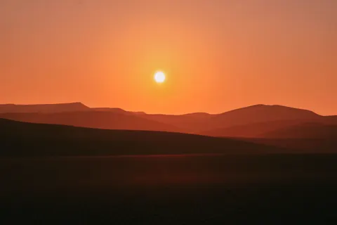 टीलों पर सूर्यास्त 4K वॉलपेपर · minimal · 3840×2560
