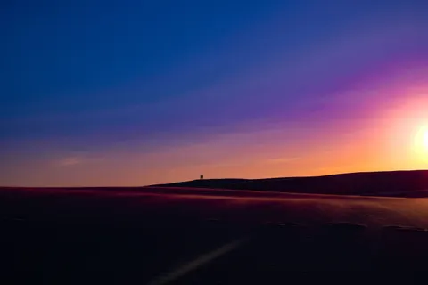 टीलों पर सूर्यास्त 4K वॉलपेपर · minimal · 3840×2560