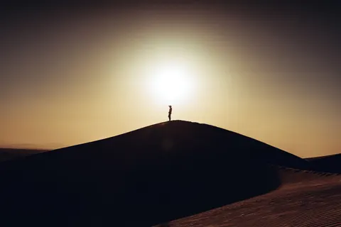 टीलों पर सूर्यास्त 4K वॉलपेपर · minimal · 3840×2561