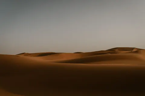 टीलों पर सूर्यास्त 4K वॉलपेपर · minimal · 3840×2560