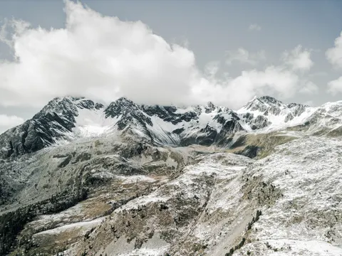 설산 봉우리 4K 배경화면 · mountains · 3840×2880
