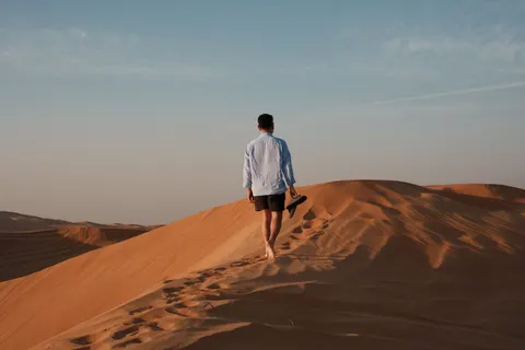 टीलों पर सूर्यास्त 4K वॉलपेपर · minimal · 3840×2560