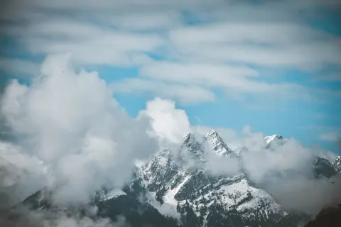 설산 봉우리 4K 배경화면 · mountains · 3840×2560