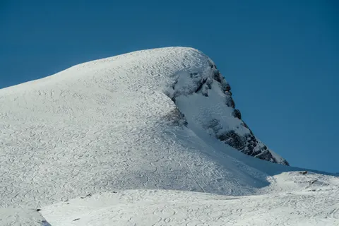 Verschneiter Berggipfel 4K Hintergrundbild · mountains · 3840×2560
