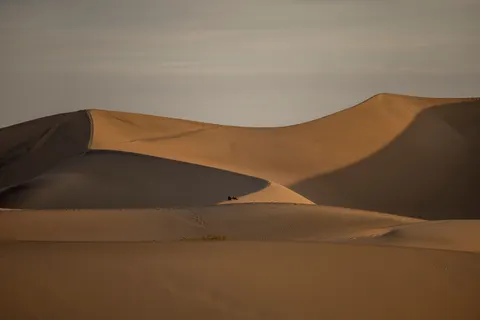 टीलों पर सूर्यास्त 4K वॉलपेपर · minimal · 3840×2560