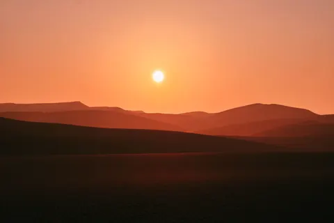 टीलों पर सूर्यास्त 4K वॉलपेपर · minimal · 3840×2560