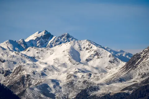 雪山之巅 4K壁纸 · mountains · 3840×2560