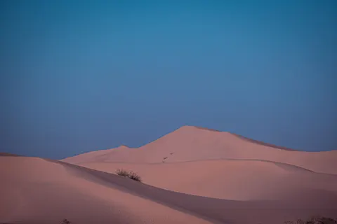 टीलों पर सूर्यास्त 4K वॉलपेपर · minimal · 3840×2560