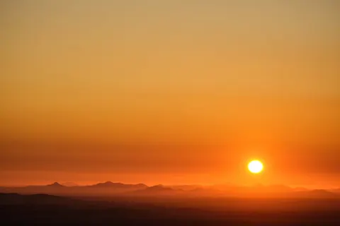 टीलों पर सूर्यास्त 4K वॉलपेपर · minimal · 3840×2560