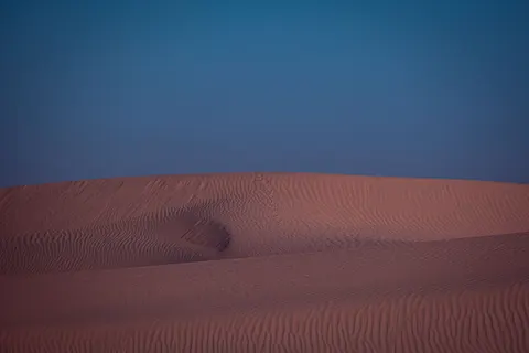 टीलों पर सूर्यास्त 4K वॉलपेपर · minimal · 3840×2560