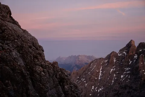 Fond d'écran Chaîne de montagnes 4K · mountains · 3840×2560