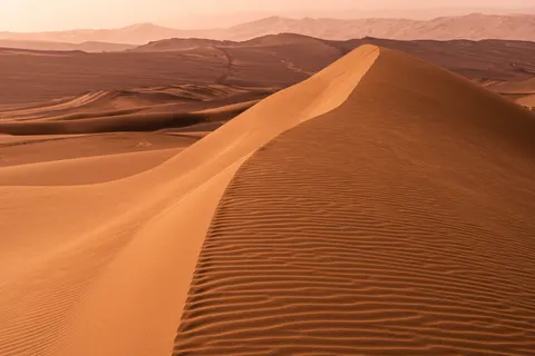टीलों पर सूर्यास्त 4K वॉलपेपर · minimal · 3840×2560