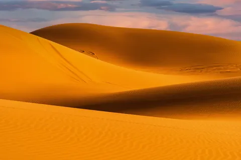 टीलों पर सूर्यास्त 4K वॉलपेपर · minimal · 3840×2560